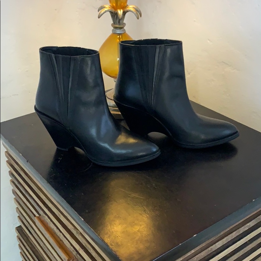 Sychelles sey collection black leather Park Demi